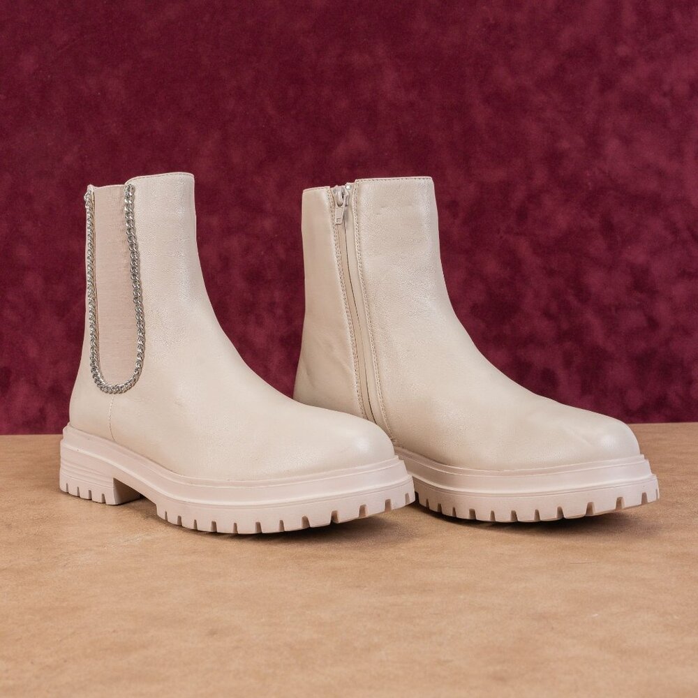 Vaneli Women Natta Ivory Leather Chain Link Narrow Ankle Chelsea Boots sz 9.5
